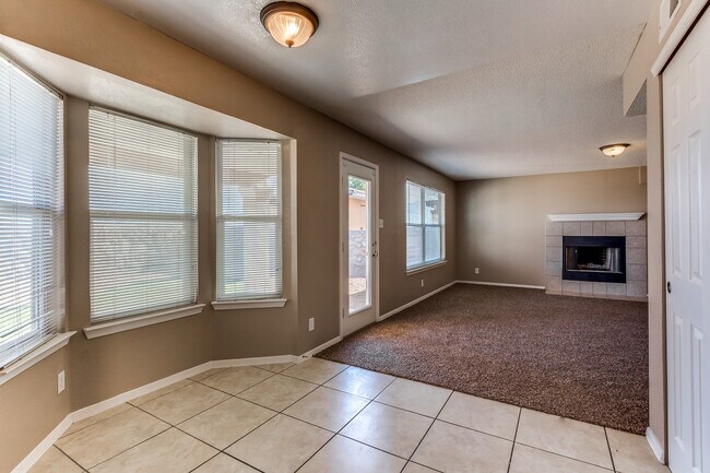 Building Photo - 3 Bedroom Northeast home for rent