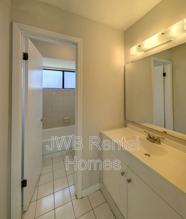 Building Photo - 2390 Ironstone Dr E