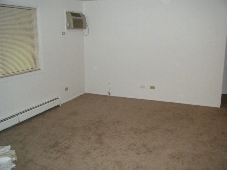 Building Photo - 547 Brookside Dr