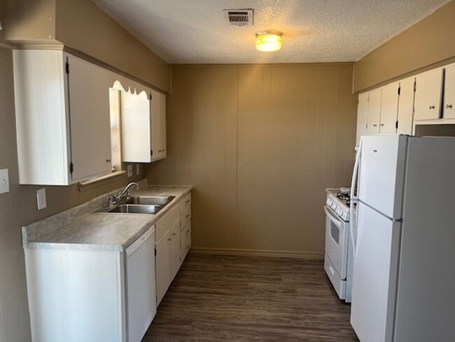 Building Photo - Welcome to your dream home in Russellville...