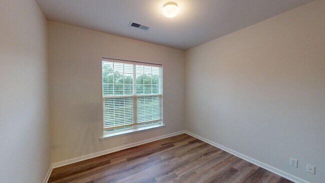 Building Photo - Recently updated condo in the heart of Bal...