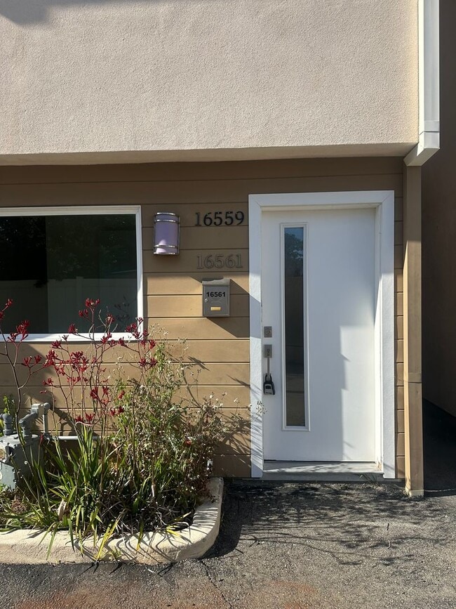 Building Photo - Spacious & Modern Tri-Level Townhome | 3 Bed, 2.5 Bath with Private Balcony