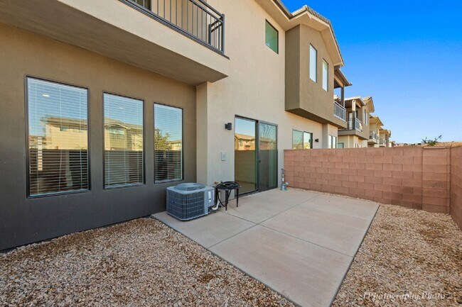 Building Photo - "Beautiful pet friendly 3-Bedroom, 2.5 Bat...