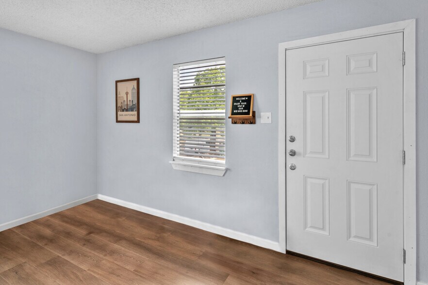 Living Front Door Entrance - 1532 Santa Monica St