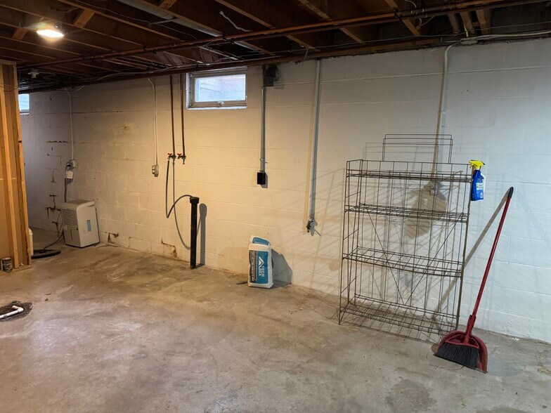 Building Photo - 233 Manor Dr