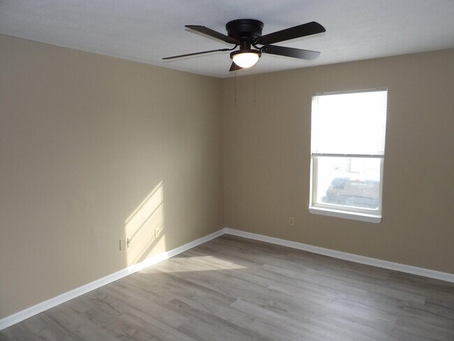 Building Photo - 140 Landings Dr