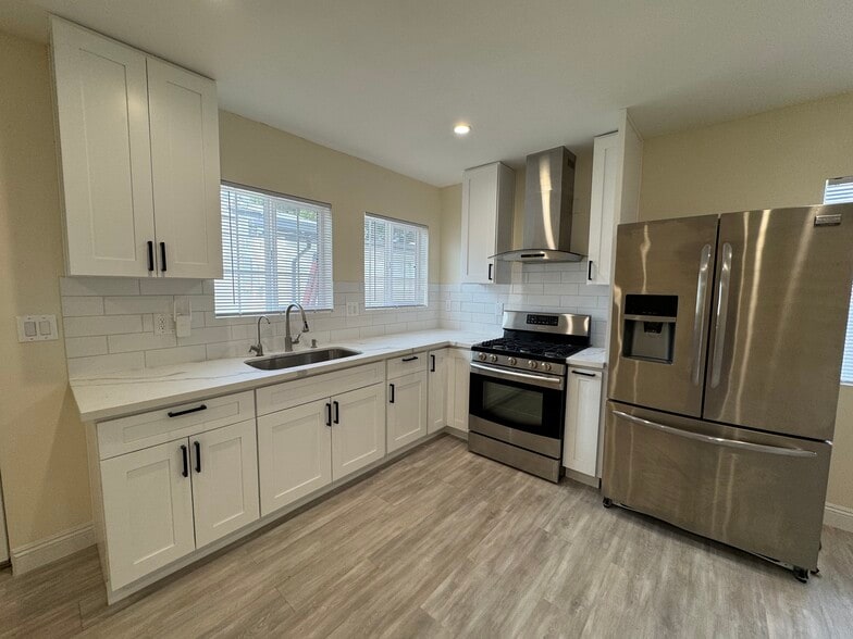 Primary Photo - 756 Harps St