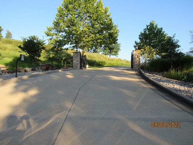 Building Photo - 4 bedroom duplex in Camdenton