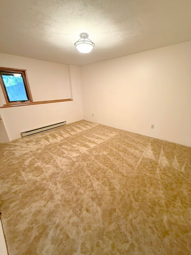 Building Photo - Private and Quiet Six Bedroom Home on 1 Acre, Southside Bozeman