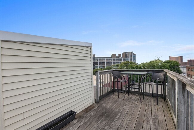 Building Photo - 528 Medford St