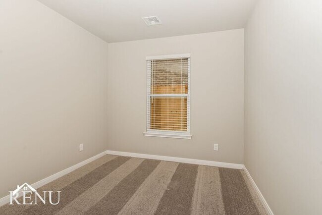 Building Photo - 1605 Maroon Dr