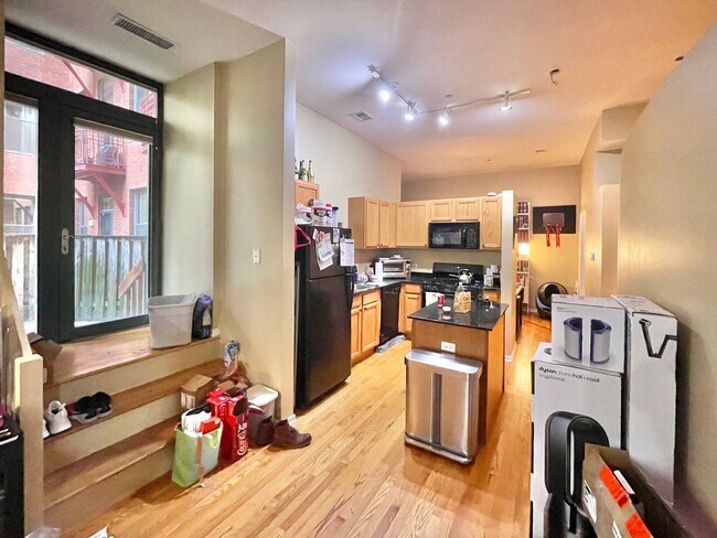 Building Photo - Beautiful 2BD/2BTH CONDO IN THE LOOP!
