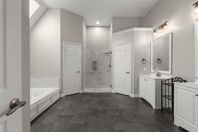 Building Photo - 2105 Murfield Dr