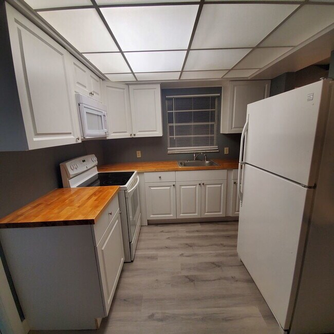 Building Photo - Duplex with 2bedrooms & another room that could be 3rd bedroom or office den space.