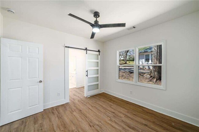 Building Photo - 936 Byron Dr SW