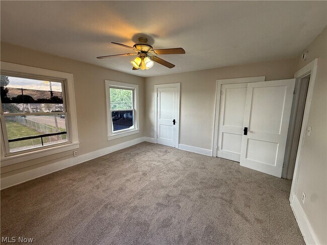 Building Photo - 301-303 Roslyn Ave NW