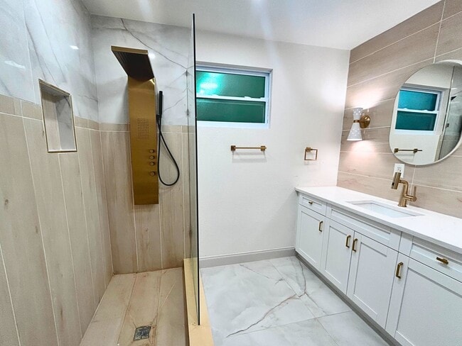 Building Photo - Beautifully renovated studio with extra large spa bathroom and yard