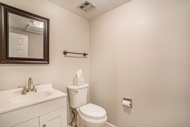 Building Photo - Spacious End Unit in Thornton