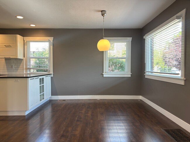 Building Photo - Stunning Remodel Near 9th & 9th!