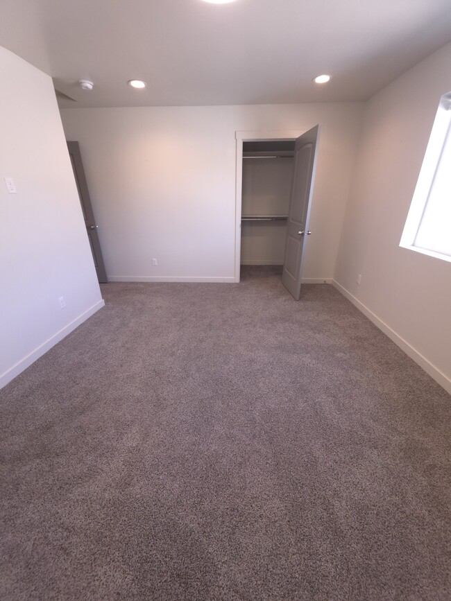 Building Photo - 117 E Ravenna Ln