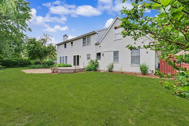 Building Photo - 6 Bedroom home with Fenced Yard - Available 07/01/2026