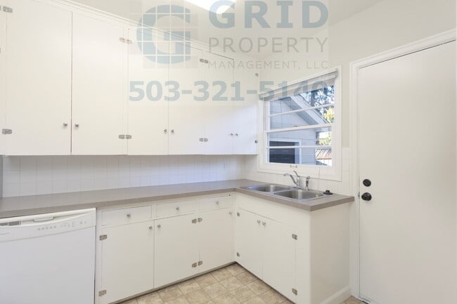 Building Photo - Spacious 3 Bedroom Home Available on Fores...