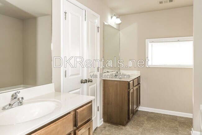 Building Photo - 4102 Dahlgreen Way