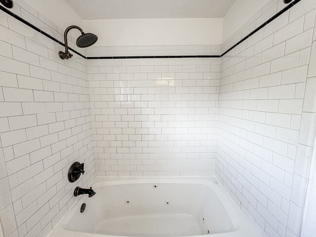 Building Photo - COME MEET YOUR NEW HOME IN KINGS GRANT!