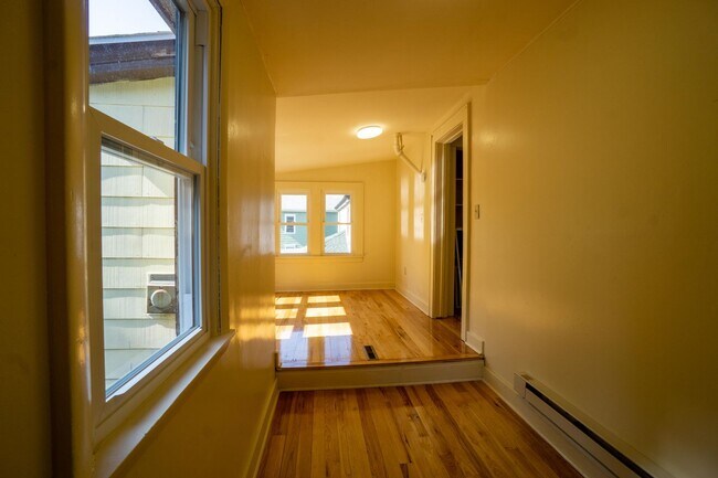 Building Photo - Newly renovated 3 bedroom apartment close ...