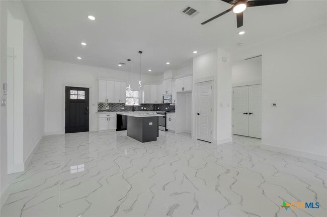 Building Photo - 121 Diamond Head Dr