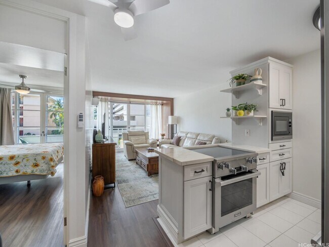 Building Photo - 1-bed, 1-bath condo located in Waikiki