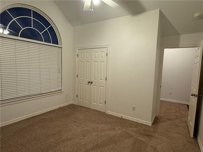 Building Photo - 285 Carrington Ave