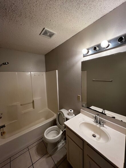 Building Photo - 2813 Capri St