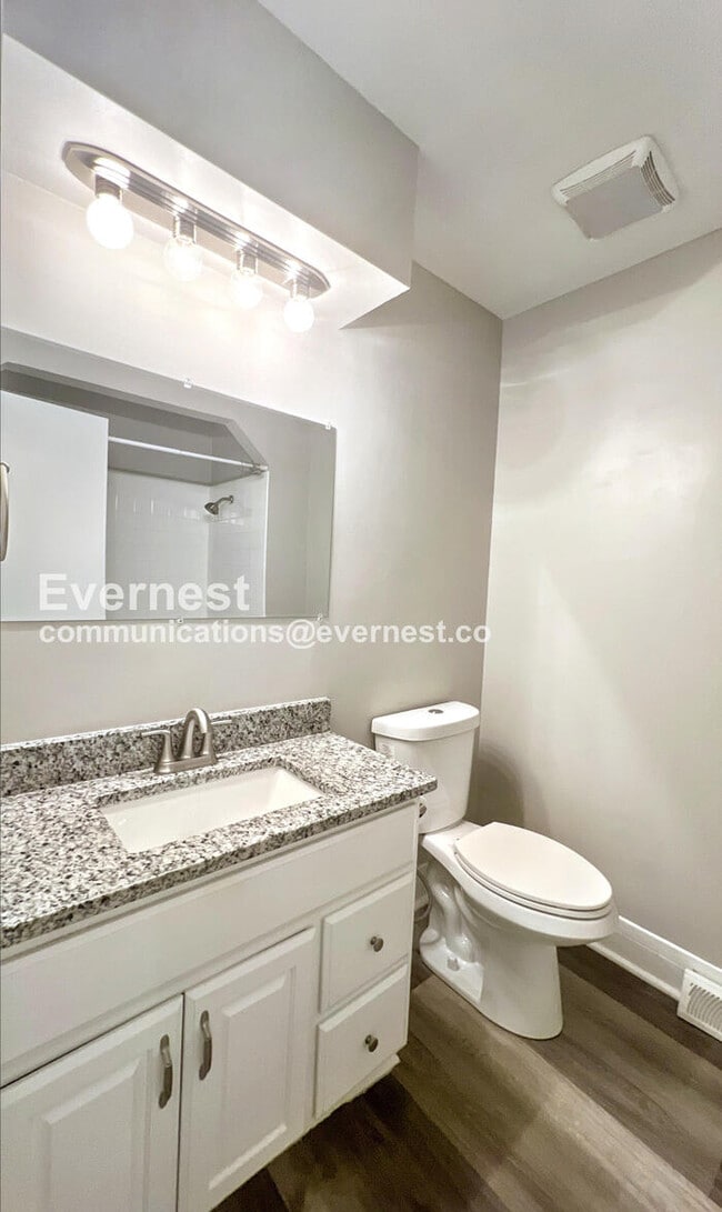 Building Photo - 7936 N Forest Ave