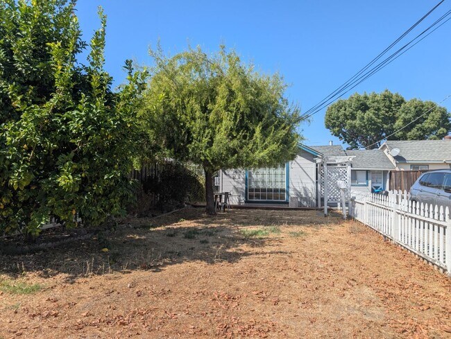 Building Photo - 481 Rutland Ave