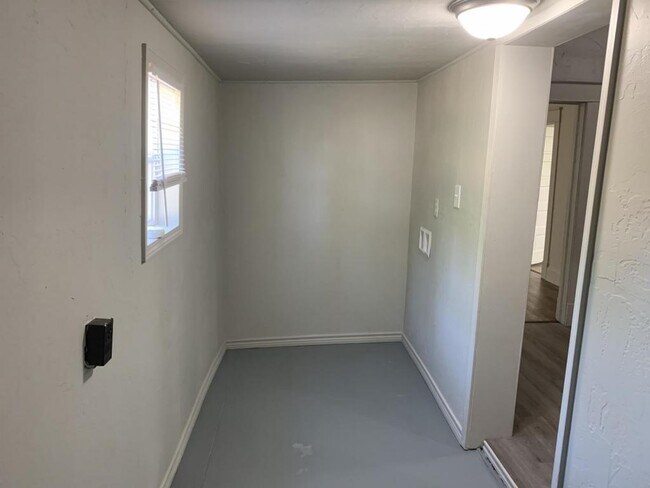 Building Photo - 208 E Springer Ave