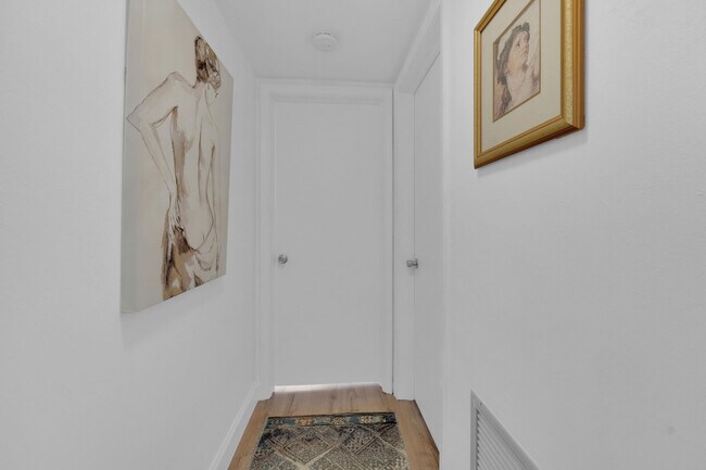 Building Photo - 406 S Cypress Rd