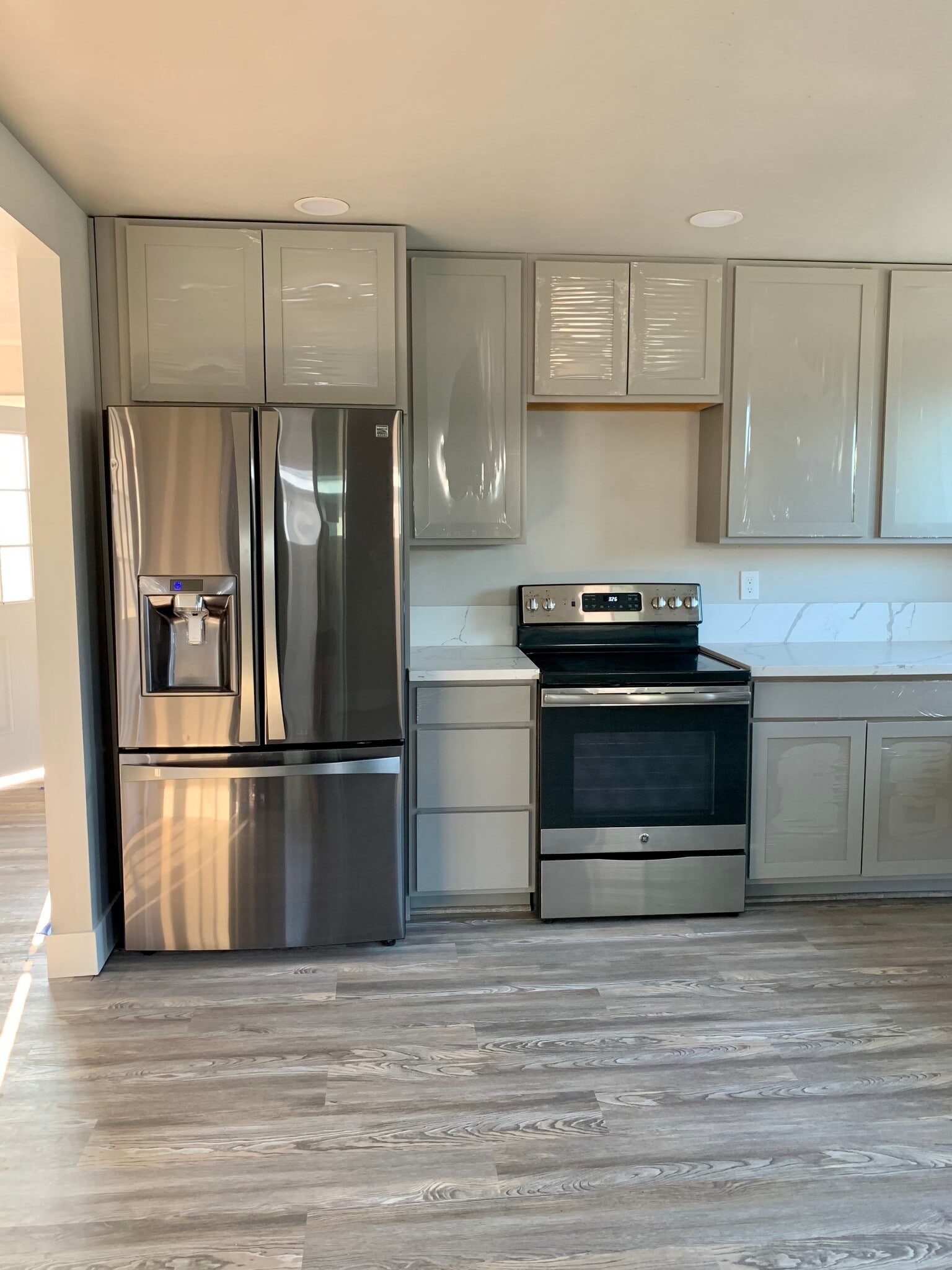 Stainless steel, Stone countertops and a farm sink - 3677 Lakeshore Blvd