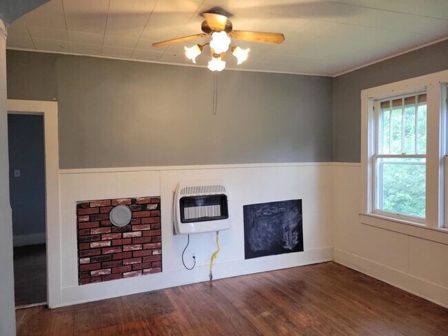 Building Photo - 2 bedroom 1 bathroom house for rent