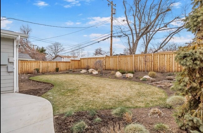 Building Photo - Spacious home for rent -  2.2 miles from t...
