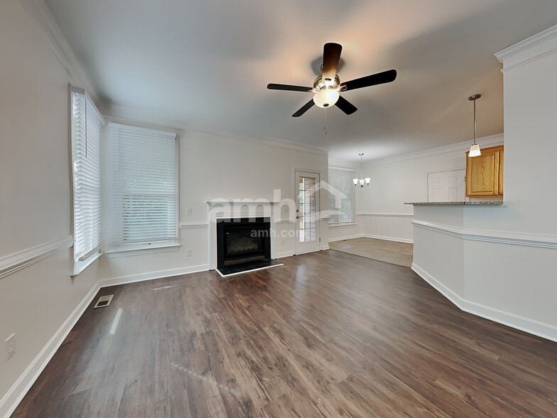 Building Photo - 135 Lonetree Dr