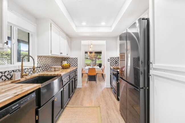 Building Photo - CANYON LAKE 3 BED 2 BATH ON GOLF COURSE