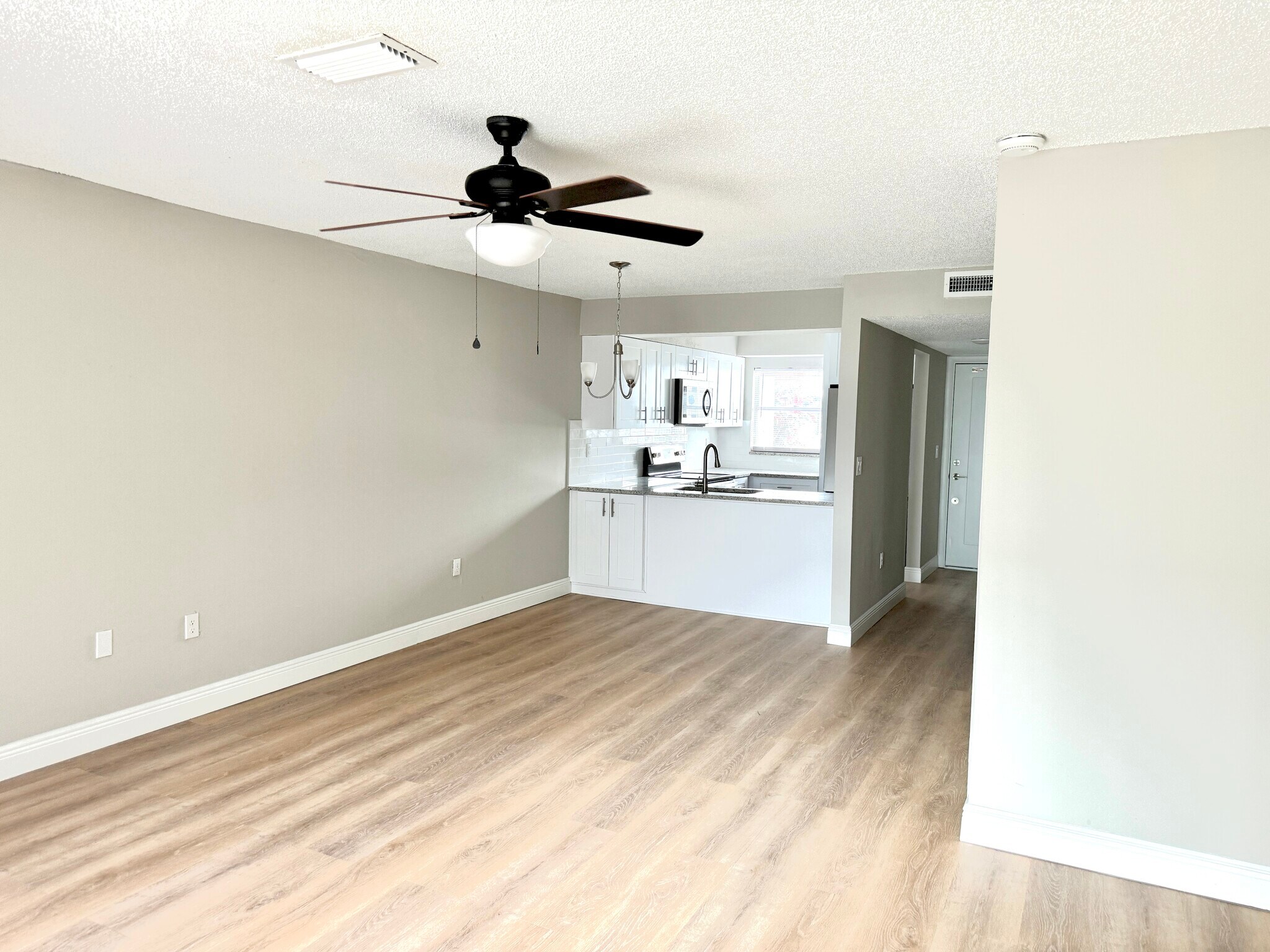 Building Photo - 6054 Amberly Ct