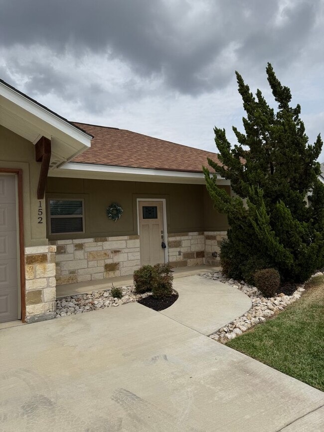 Building Photo - 3 bed 2 bath with Garage and fenced in back yard