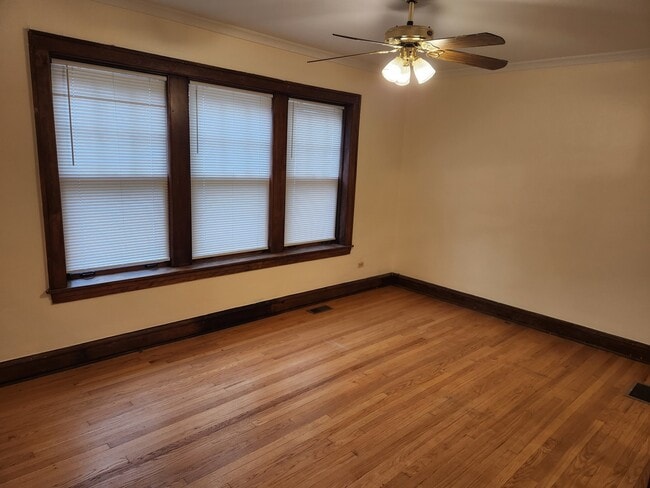Building Photo - 2336 W Waveland Ave