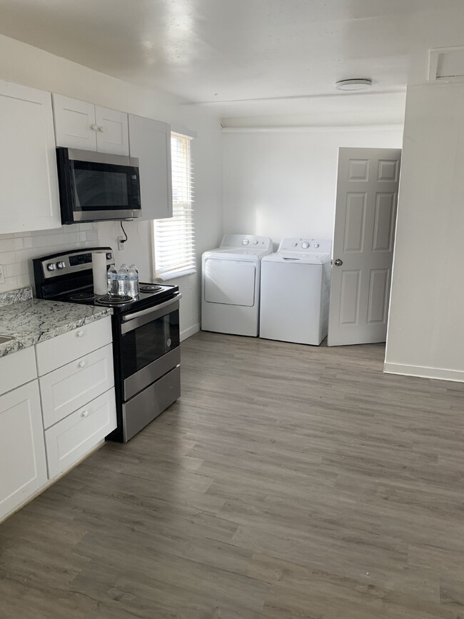 Building Photo - 3 Bedroom One Bath House for Rent