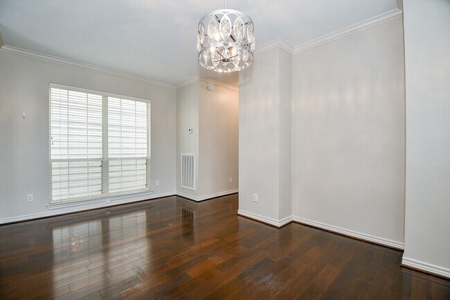 Primary Photo - 1122 Columbus St
