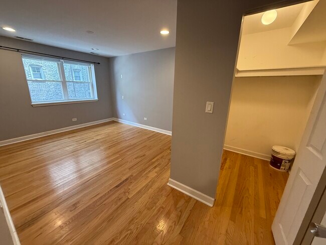 Building Photo - 6954 N Greenview Ave