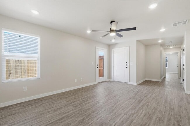 Building Photo - 2892 Glennster St