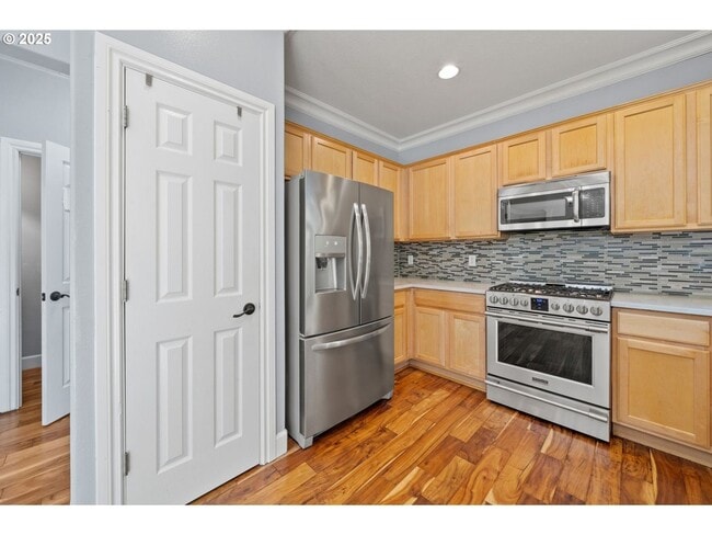 Building Photo - 3 levels, 7 bedrooms , lower level apartme...